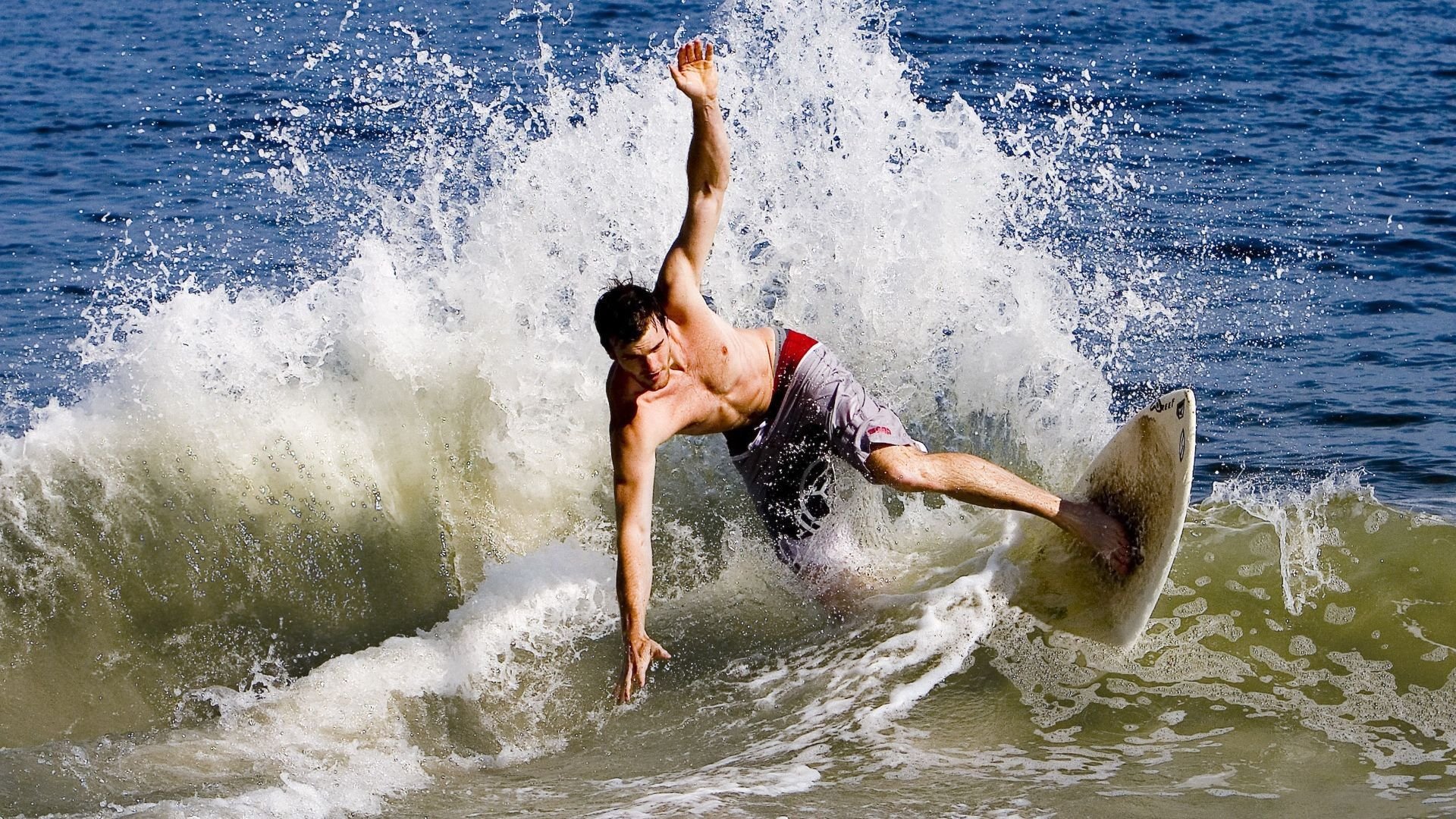 欧冠淘汰赛之夜,霍勒迪用防守,为胜利写下最古老的注脚